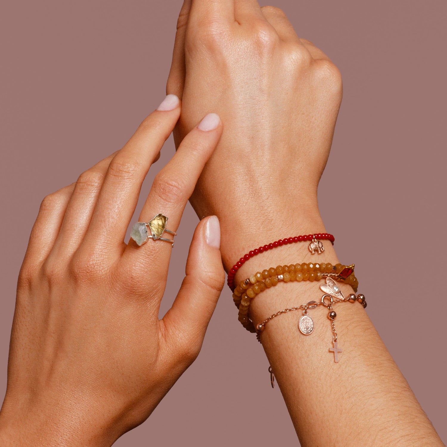 Doppelreihiges Armband Open heart pinker Rubin Roségold – Mood Shot – Hoffnungsträger