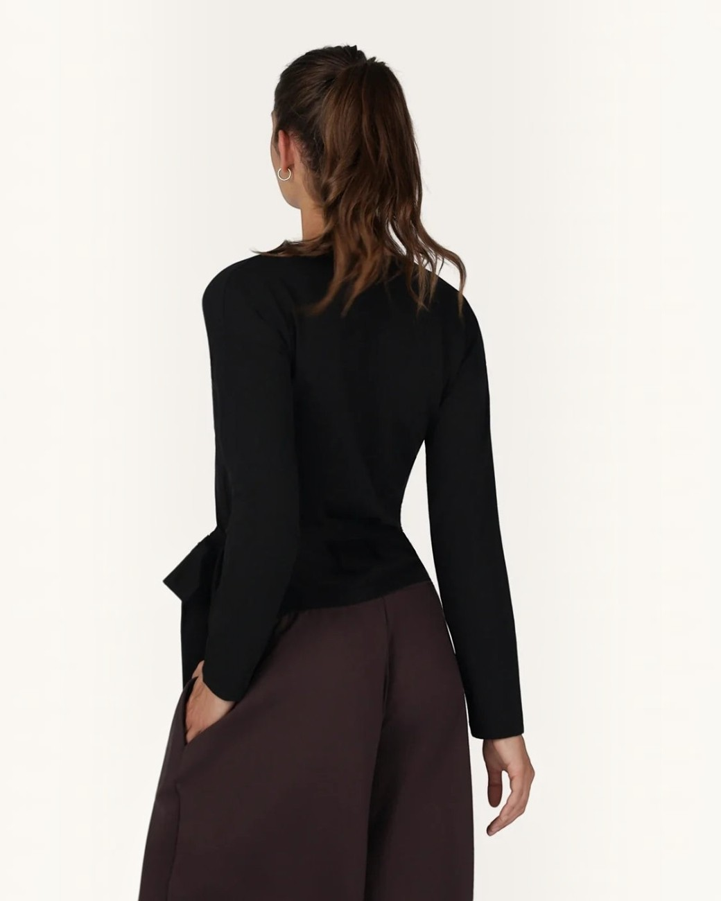 greenyogashop Aurora Wickeljacke in Onyx Black aus Bambus-Mix, Rückansicht an einem Model mit Bindeband