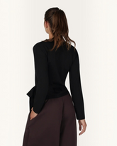 greenyogashop Aurora Wickeljacke in Onyx Black aus Bambus-Mix, Rückansicht an einem Model mit Bindeband
