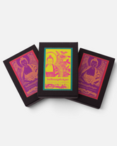 Drei schwarze Geschenkboxen von greenyogashop mit buntem Buddha-Druck für den Mantra Armreif
