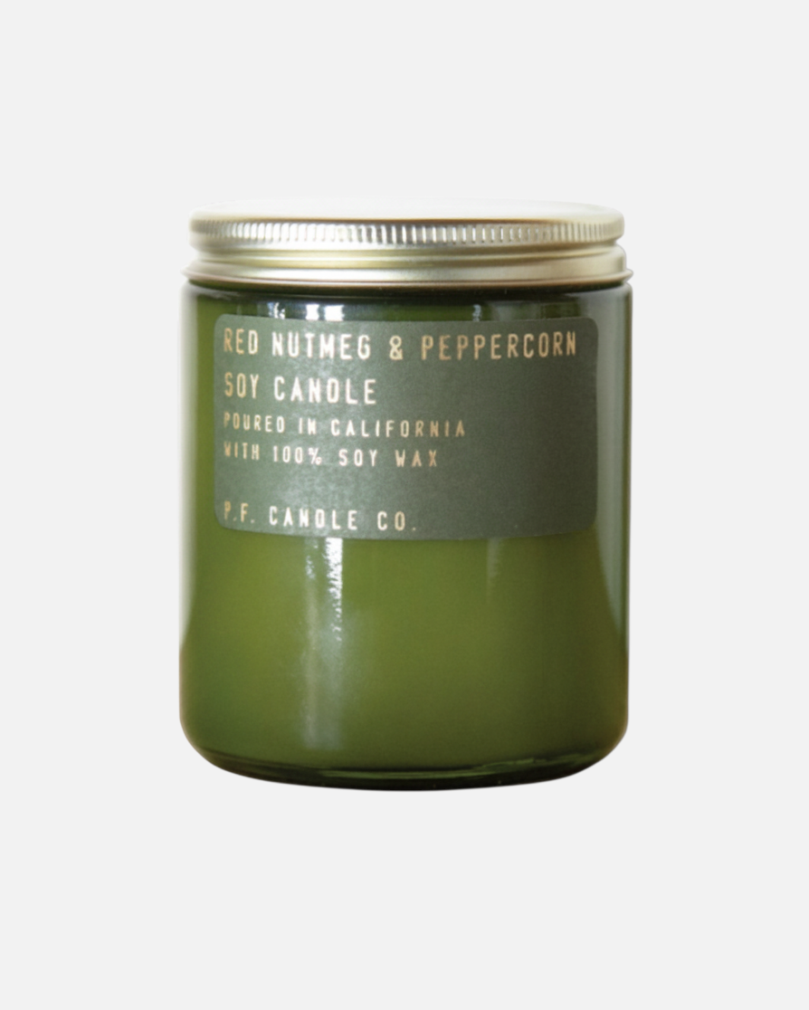 greenyogashop Duftkerze Red Nutmeg &amp; Peppercorn im grünen Glas mit Messingdeckel und goldfarbenem Etikett