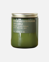 greenyogashop Duftkerze Red Nutmeg & Peppercorn im grünen Glas mit Messingdeckel und goldfarbenem Etikett