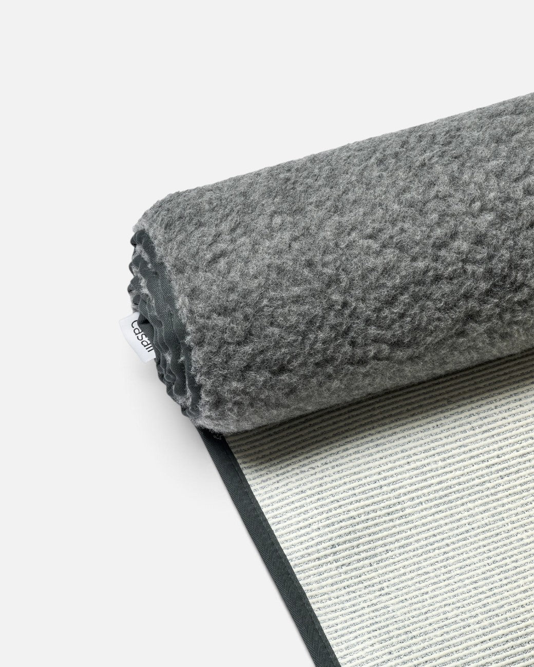 greenyogashop Yogamatte aus dunkelgrauer Wolle mit rutschfester Unterseite aus Naturlatex, aufgerollt