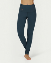 Dunkelblaue greenyogashop Gaia Leggings aus Bio-Baumwolle mit hohem Bund und gerafften Beinenden
