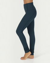greenyogashop Gaia Leggings in Orion Dunkelblau mit hohem Bund und gerafften Beinenden aus Bio-Baumwolle