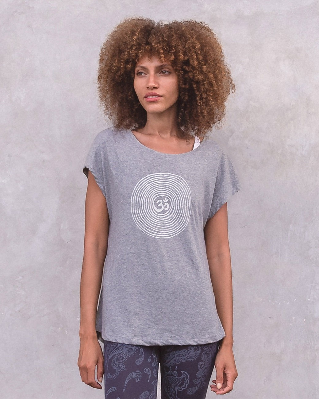 greenyogashop T-Shirt OM in Grau Melange aus Biobaumwolle mit weißem Om-Druck und angeschnittenen Ärmeln