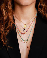 greenyogashop Schutzkette Hamsa aus Sterlingsilber mit Edelsteinen und bunten Textilbändern am Hals einer Frau