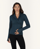 greenyogashop Ishtar Langarmshirt in Orion Blau mit V-Ausschnitt, hohem Kragen und praktischen Daumenlöchern