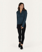 greenyogashop Ishtar Longsleeve in Orion Blau mit V-Ausschnitt, hohem Kragen und praktischen Daumenlöchern