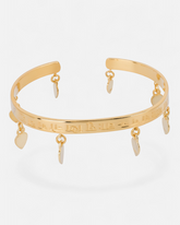 greenyogashop Mantra Armreif aus 18K vergoldetem Sterlingsilber mit graviertem Mantra und kleinen Glückstränen-Anhängern