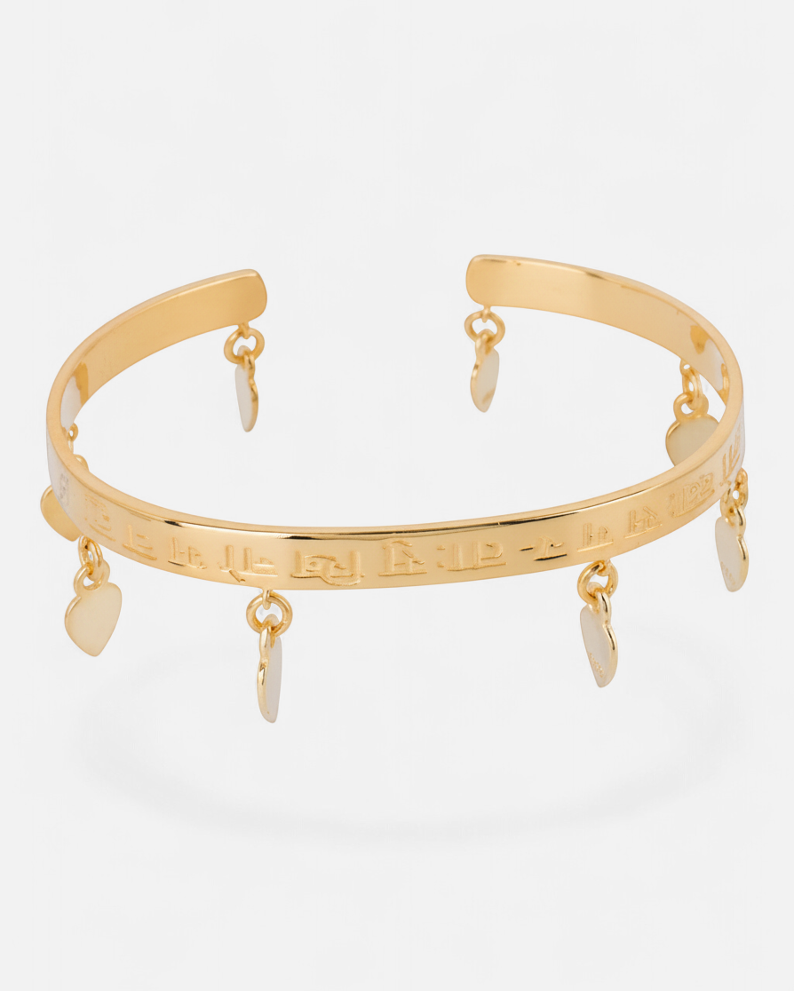greenyogashop Mantra Armreif aus 18K vergoldetem Sterlingsilber mit graviertem Mantra und kleinen Glückstränen-Anhängern