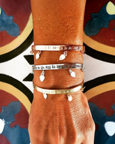 greenyogashop Mantra Armreif in Roségold mit Glückstränen-Anhänger und eingraviertem Sanskrit-Mantra am Handgelenk