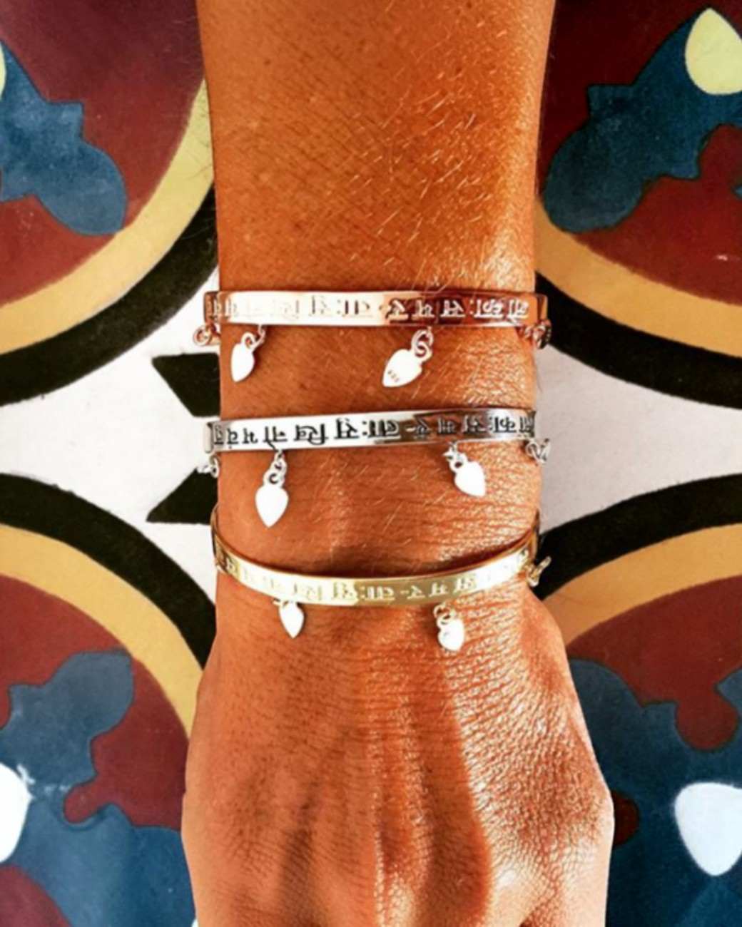 greenyogashop Mantra Armreif in Roségold mit Glückstränen-Anhänger und eingraviertem Sanskrit-Mantra am Handgelenk
