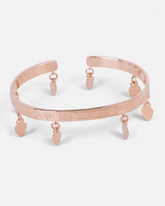 greenyogashop Mantra Armreif in Roségold aus 925er Sterlingsilber mit graviertem Mantra und kleinen Herzanhängern