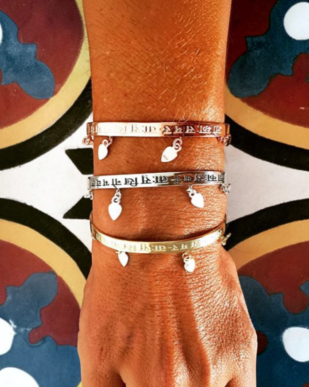 greenyogashop Mantra Armreif aus 925er Sterlingsilber mit graviertem Lokah Samastah Mantra und Glückstränen-Anhängern