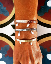 greenyogashop Mantra Armreif aus 925er Sterlingsilber mit graviertem Lokah Samastah Mantra und Glückstränen-Anhängern