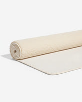 greenyogashop Schurwollmatte in Creme mit rutschfester Latex-Unterseite, ideal für ruhige Yoga-Einheiten.