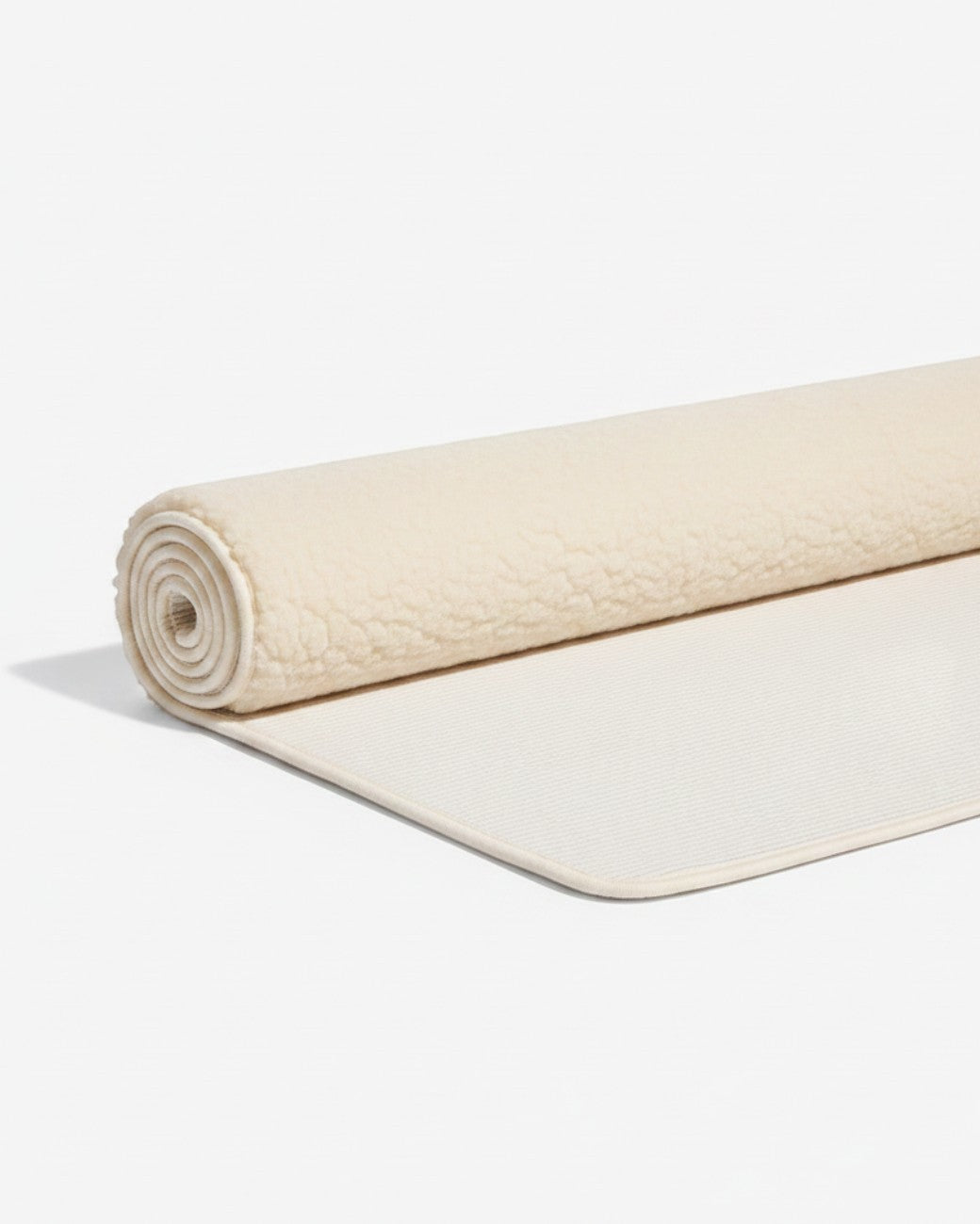 greenyogashop Schurwollmatte in Creme mit rutschfester Latex-Unterseite, ideal für ruhige Yoga-Einheiten.