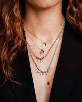 greenyogashop Schutzkette Hamsa in Roségold mit Edelsteinen getragen als Teil eines Layering-Looks am Hals