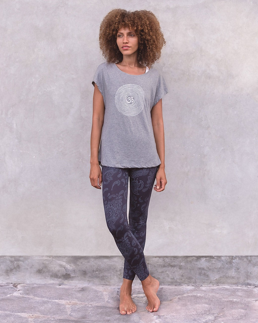 greenyogashop T-Shirt OM in Grau Melange aus Biobaumwolle mit weißem Om-Druck und angeschnittenen Ärmeln