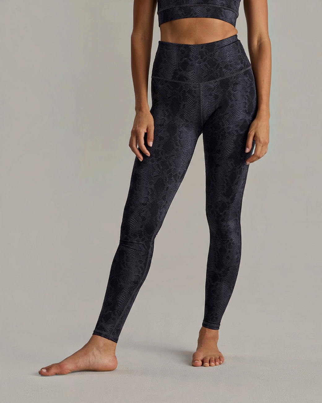 greenyogashop Leggings Snake mit hohem Bund in Schwarz mit Schlangenmuster aus atmungsaktivem Funktionsmaterial