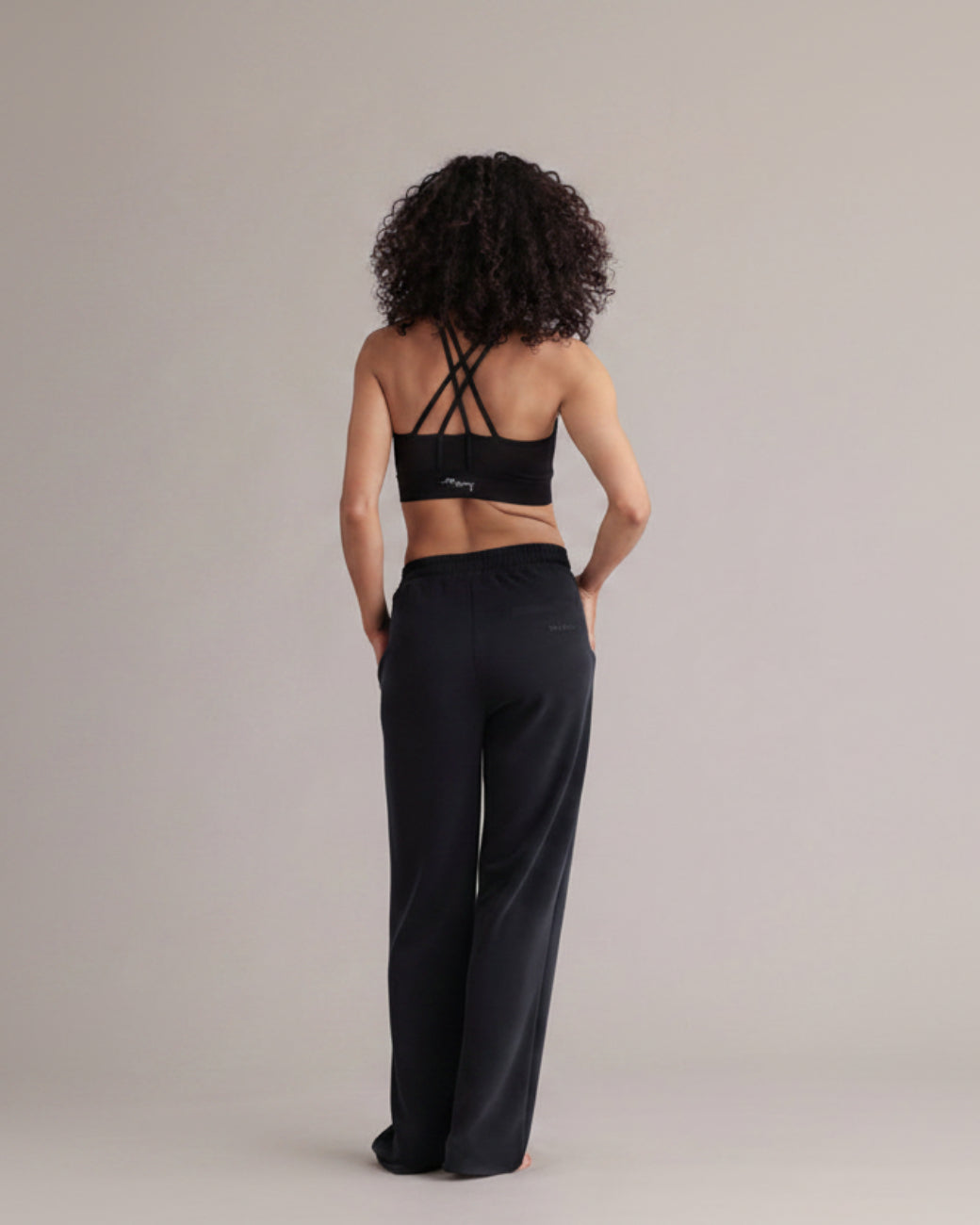 Lux Trackpants Black – Bewegungsaufnahme – Hey Honey