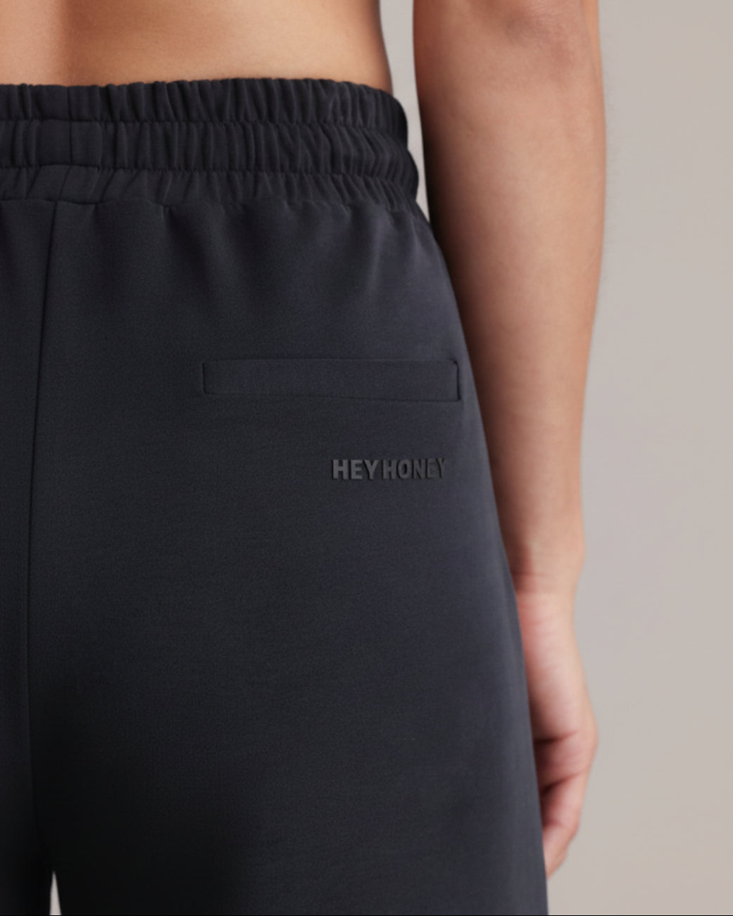 Lux Trackpants Black – Rückansicht – Hey Honey