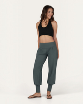 greenyogashop Yogahose Dakini in Pinyon aus Bio-Baumwolle mit breitem Bund und entspannter Passform