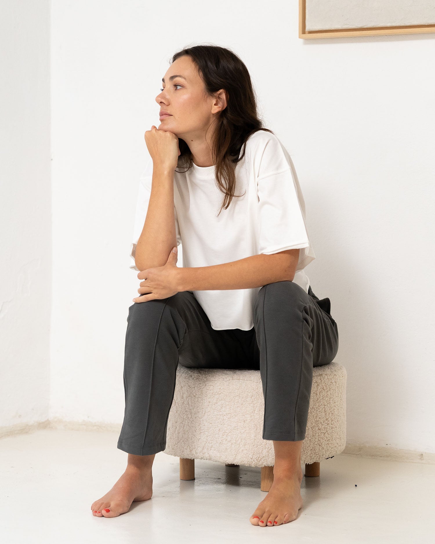 Anthrazit - Model Mood Shot Back in Yoga Pants auf Stuhl Women Anthracite Stone Blue