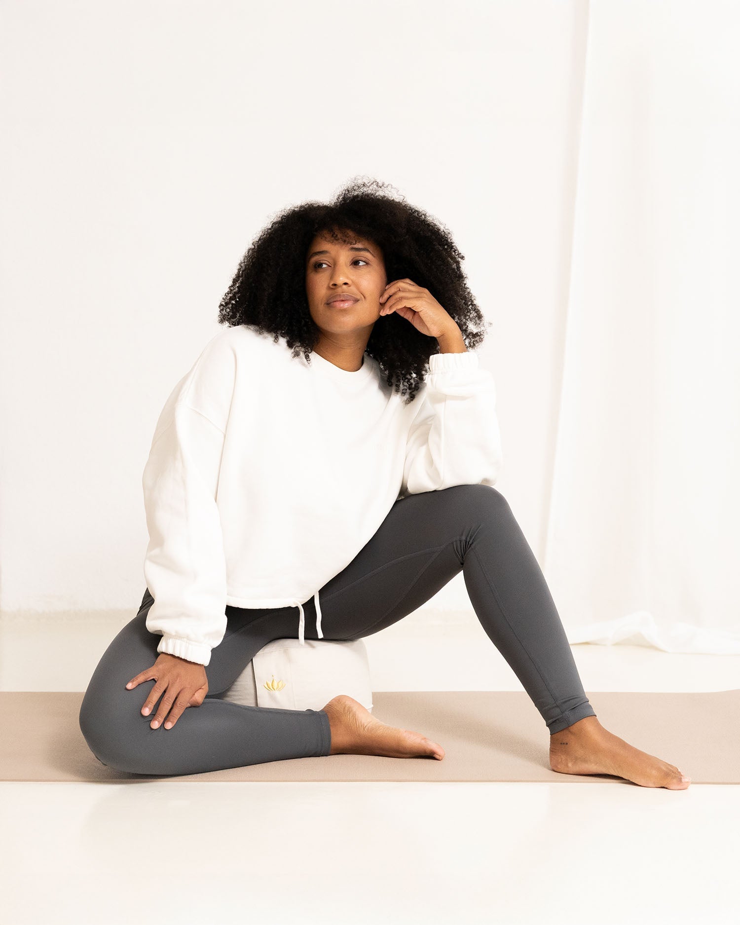 Marshmallow - Model sitzt auf Meditationskissen im Yoga Sweater Anthrazit Anthracite
