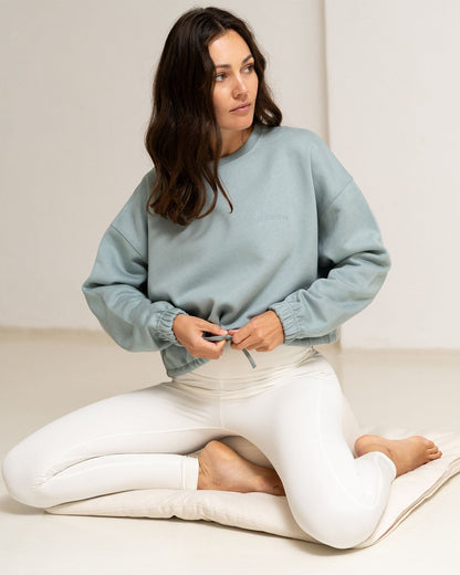 Stone Blue - Model im Sitzen Meditationskissen mit Yoga Sweater 
