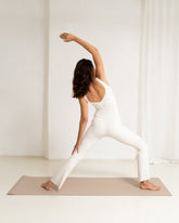 Marshmallow - Model Mood Shot auf der Yogamatte