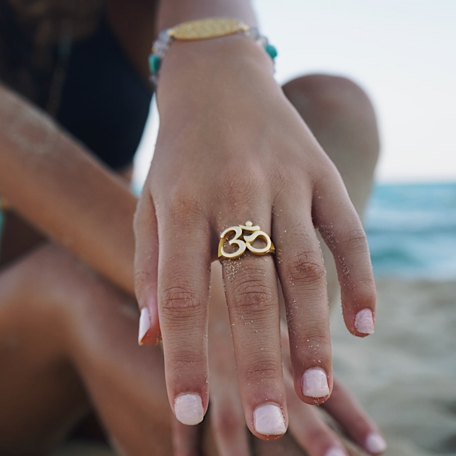 OM Ring Gold – Detail OM Symbol – Hoffnungsträger