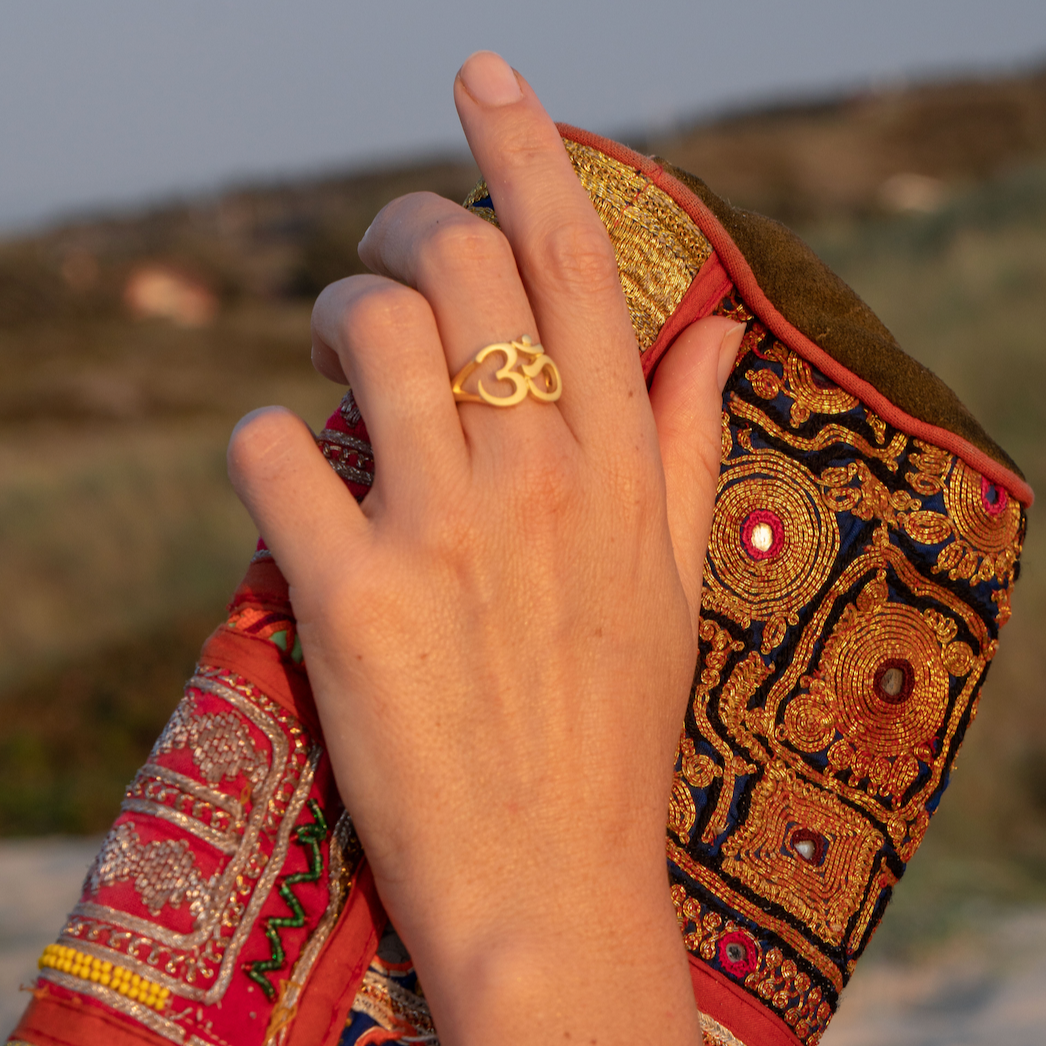 OM Ring Gold – Nahaufnahme – Hoffnungsträger