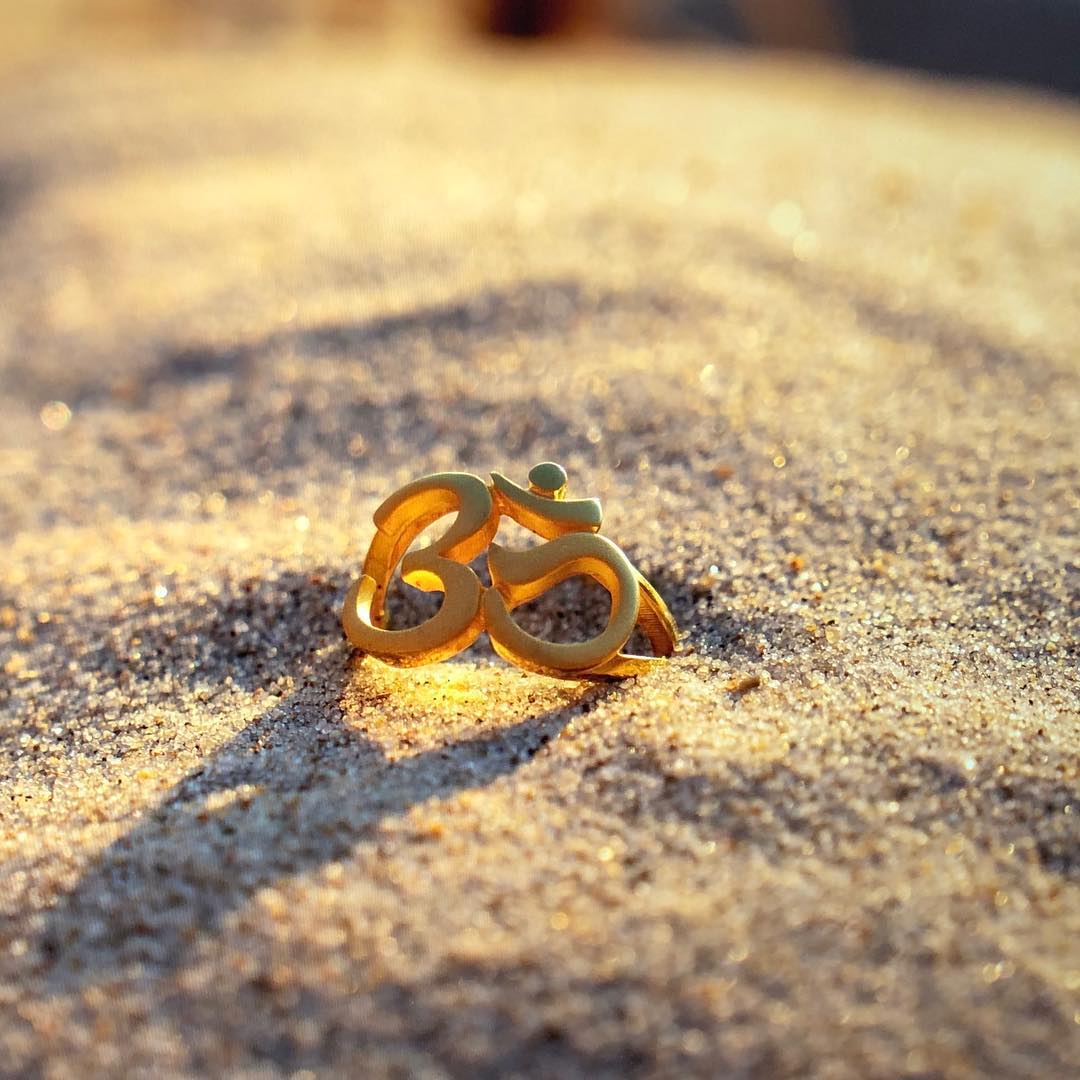 OM Ring Gold – Mood Shot – Hoffnungsträger