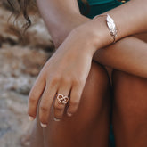 OM Ring Roségold – Styling am Finger – Hoffnungsträger