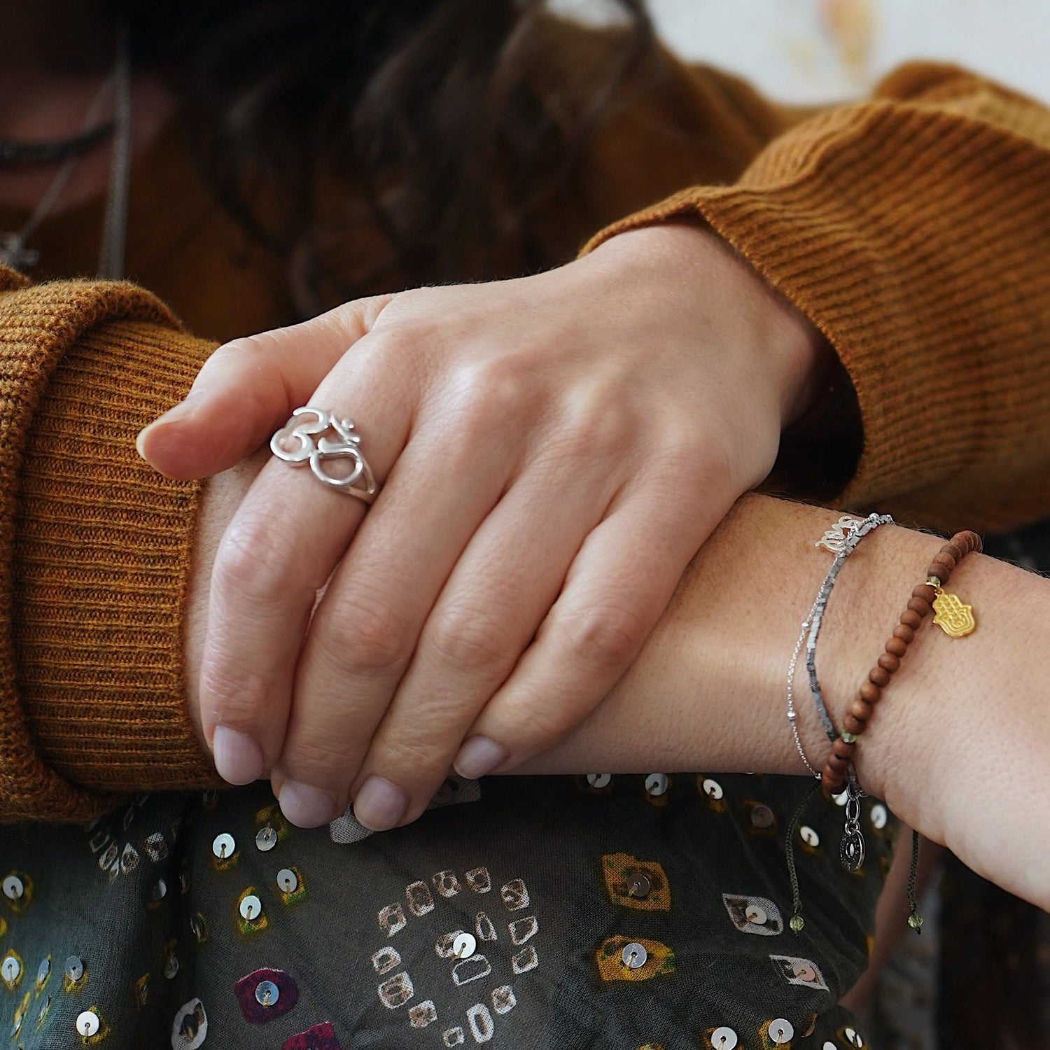 OM Ring Silber – Styling am Finger – Hoffnungsträger