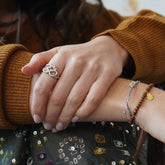 OM Ring Silber – Styling am Finger – Hoffnungsträger