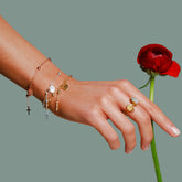 Rosenkranz Armkette Prayer Gold – Mood Shot – Hoffnungsträger