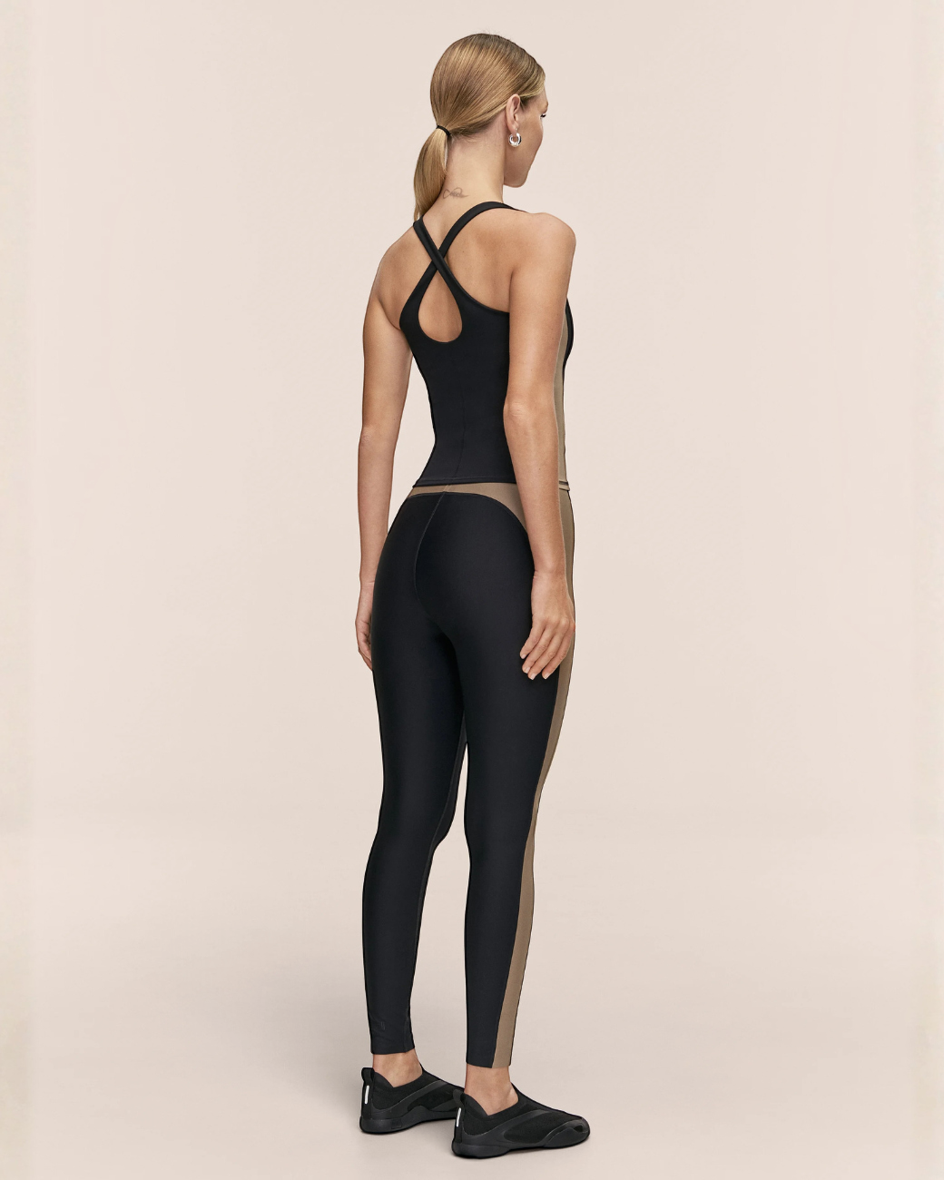 greenyogashop Shaped Block High Waist Leggings in Schwarz mit kontrastfarbenen Seiteneinsätzen für Gym-Workouts