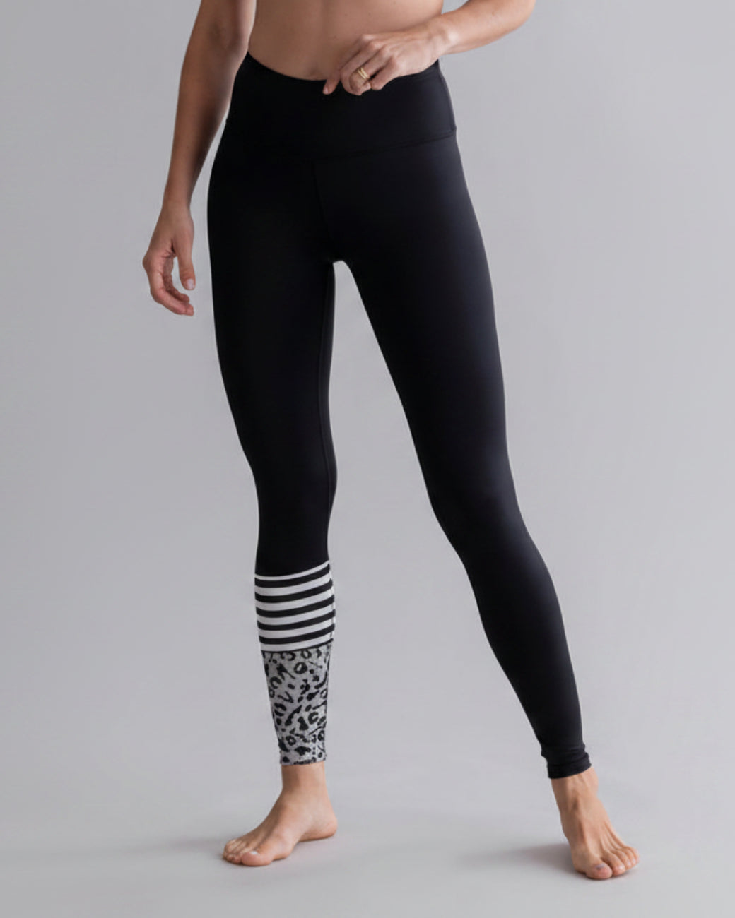 Surf Style Leggings Mono Leo Stone – Detailansicht – Hey Honey