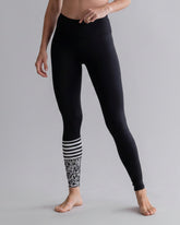 Surf Style Leggings Mono Leo Stone – Detailansicht – Hey Honey