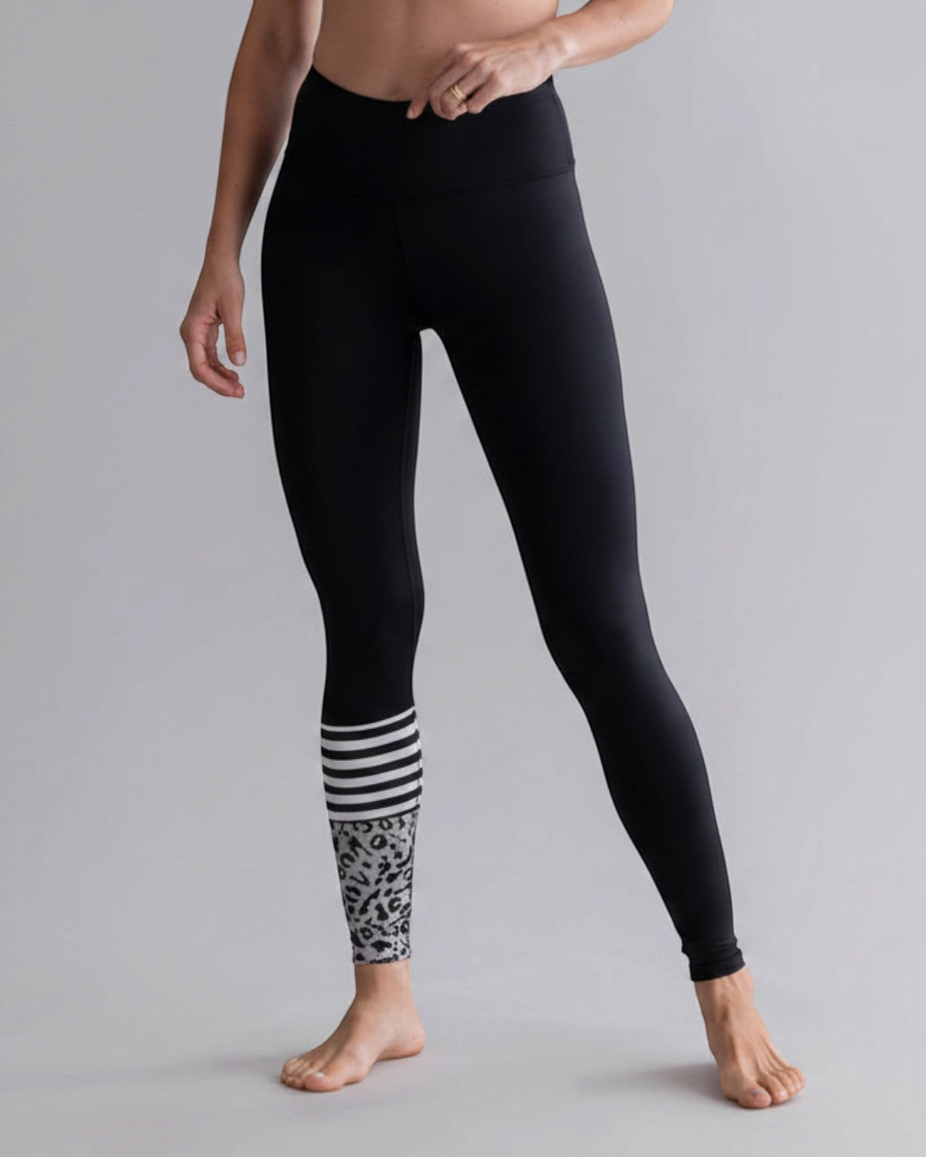 Surf Style Leggings Mono Leo Stone – Detailansicht – Hey Honey