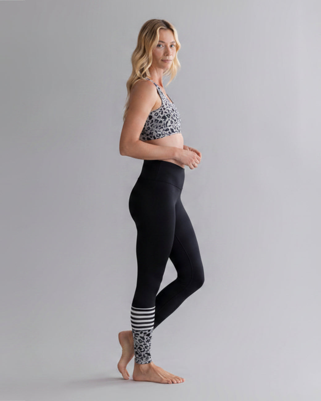 Surf Style Leggings Mono Leo Stone – Rückansicht – Hey Honey