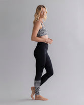 Surf Style Leggings Mono Leo Stone – Rückansicht – Hey Honey