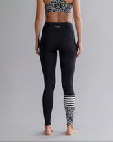 Surf Style Leggings Mono Leo Stone – Studioaufnahme – Hey Honey