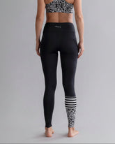Surf Style Leggings Mono Leo Stone – Studioaufnahme – Hey Honey