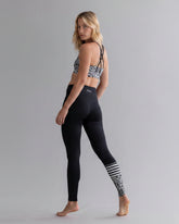 Surf Style Leggings Mono Leo Stone – Seitenansicht – Hey Honey