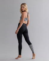 Surf Style Leggings Mono Leo Stone – Seitenansicht – Hey Honey