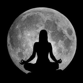Der Mondgruß – die Yoga-Übung zum Ruhe finden und den Tag ausklingen lassen
